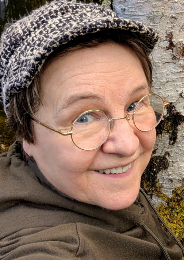 Colour headshot of Zoe Blunt